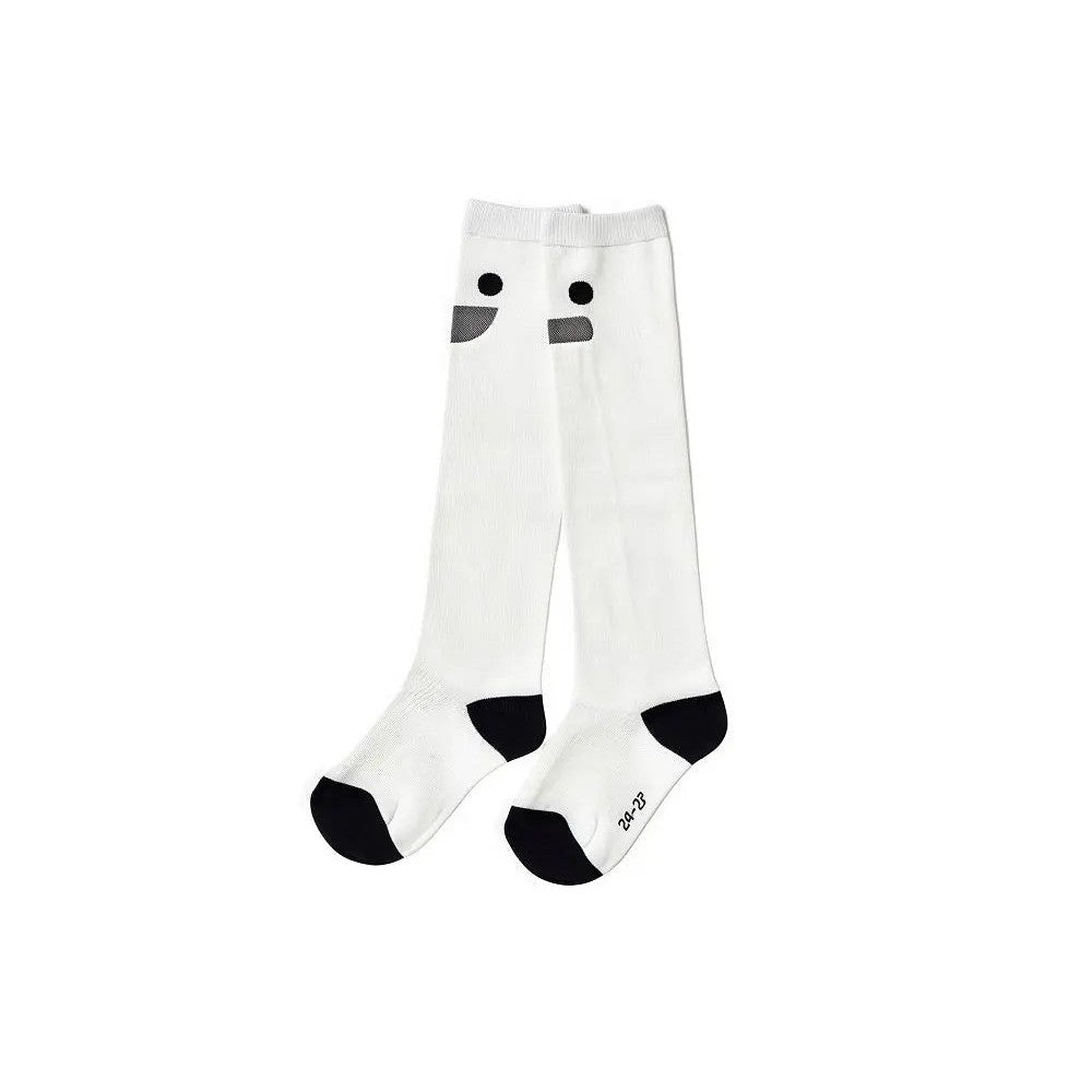 BOXBO Wistiti High Sock Blanc white baby socks with black toes/heels, flat pair showing minimalist face accents.