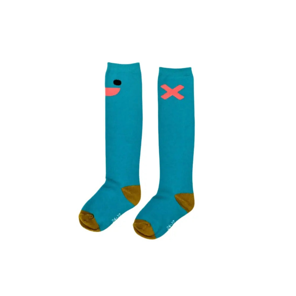 Boxbo Wistiti High Sock Blue, a pair of blue baby socks with brown toe caps, one shows a smiley face beside the other.