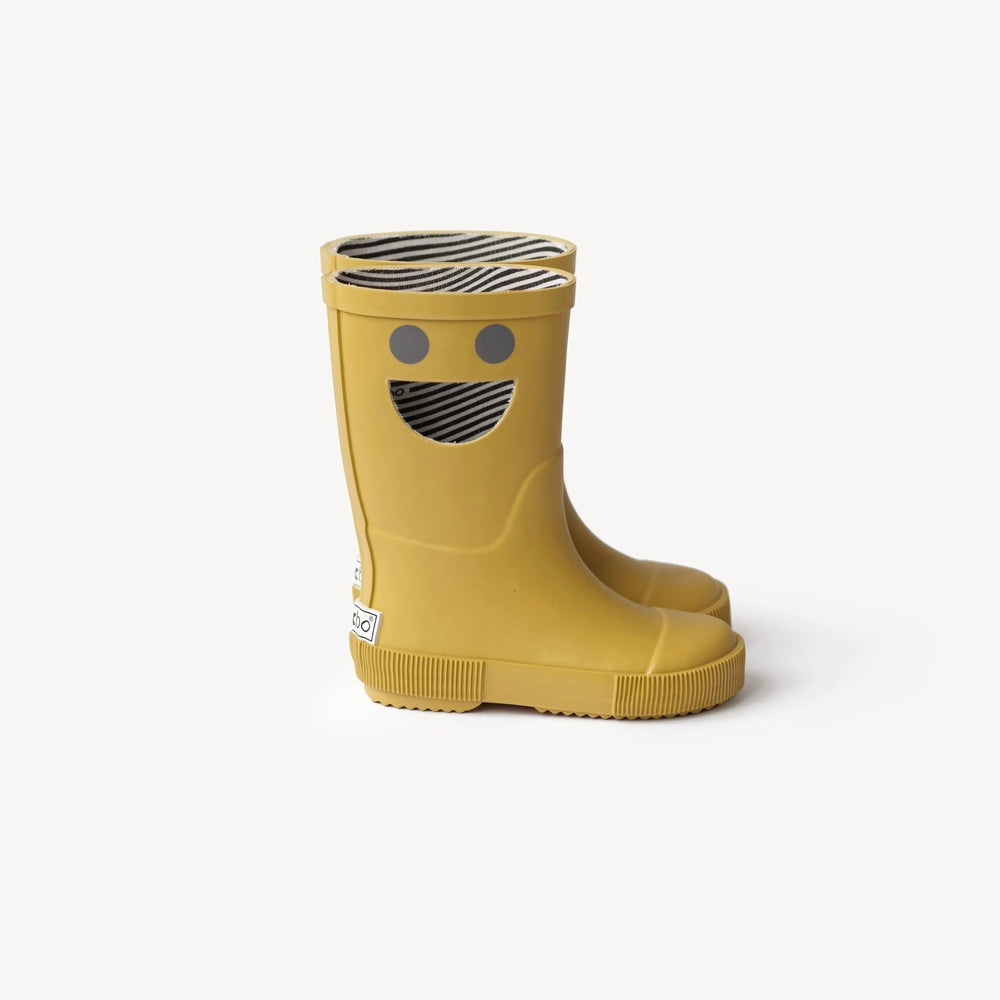 BOXBO Wistiti Rainboots Moutarde: mustard-yellow rubber boots with striped lining visible at the rim, showcasing waterproof design.