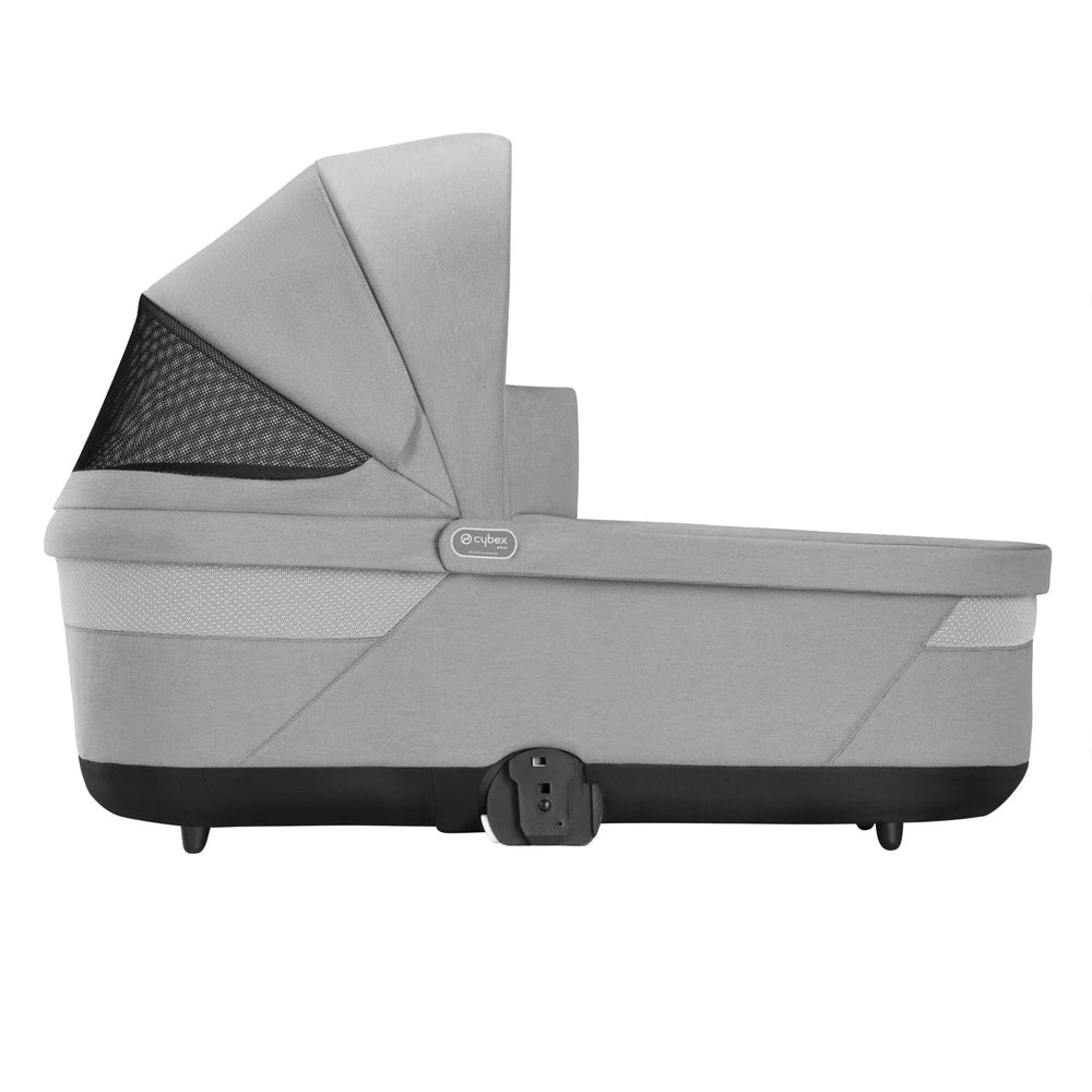 Studio detail image of the Cybex Balios S Lux Cot in light grey, side profile with the mesh sky view window open for ventilation.