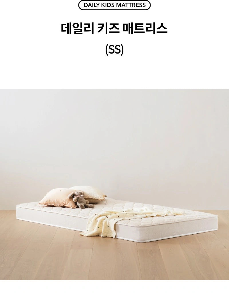 iloom Daily Kids SS overview with a creamy oatmeal quilted mattress on the floor; displayed pillows and blanket are separate.
