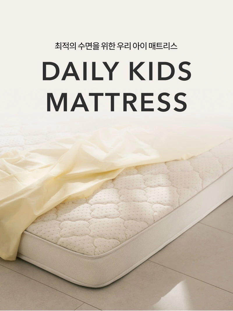 Daily Kids Mattress manufacturer introduction showing the complete illustrated quilted mattress and a separate blanket.