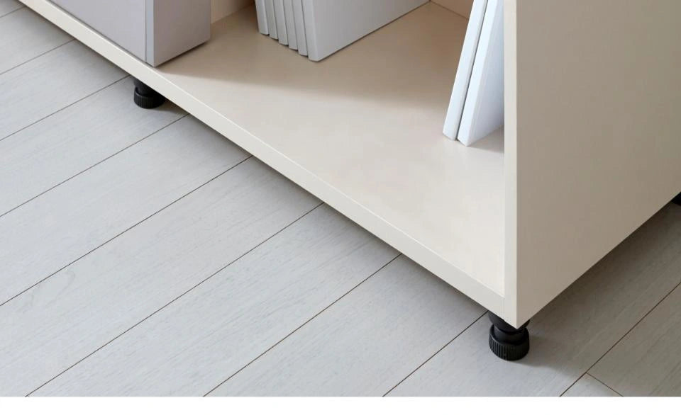 Complete close-up of the lower shelf floor without a lower rail, with floor glides visible beneath the base.