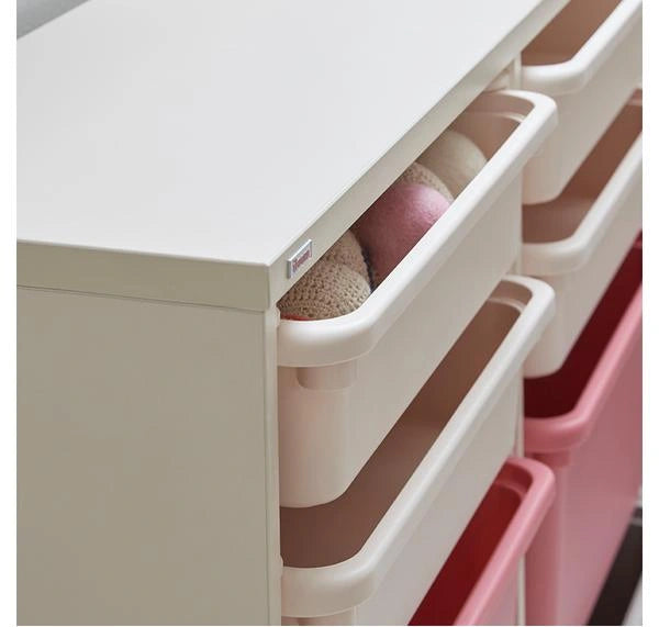 Projecting bin fronts for access: PL-bin fronts sit slightly forward of the frame for grasping and a view into the contents.