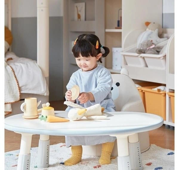 Illustrated with a separate Aco sofa: The manufacturer illustrates the low desk with an Aco children’s sofa, sold separately.