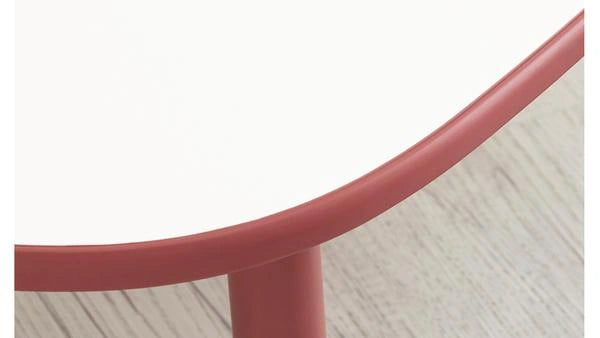 A smooth moulded outer edge: The close-up shows the curved outer profile of the urethane edge around the rectangular top.