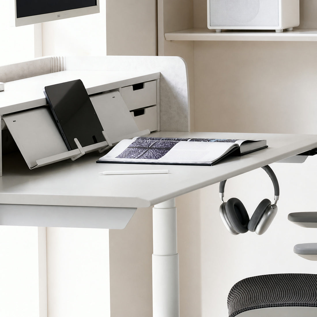 Iloom Newt Motion Desk1200W - work surface and headphone hanger detail
