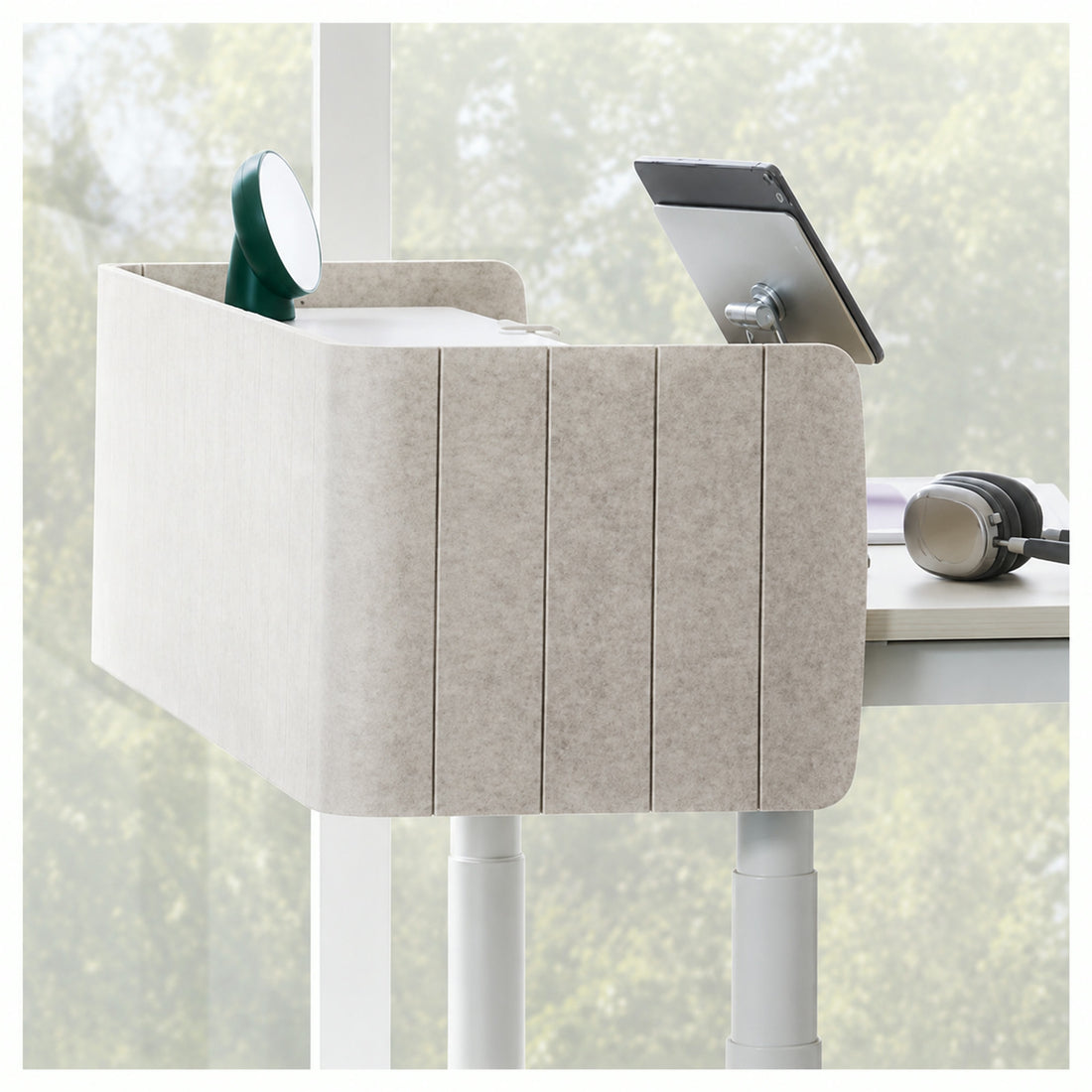 Iloom Newt Motion Desk1200W - curved side partition and device panel