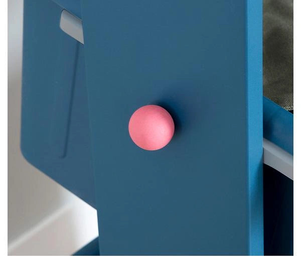 Contrasting round side accents: Round colour accents highlight the curved side panels.