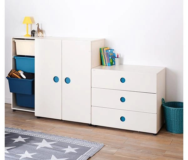 Pair with separate clothing storage: The manufacturer illustrates the dresser beside the HSLC580N two-door wardrobe, sold separately.