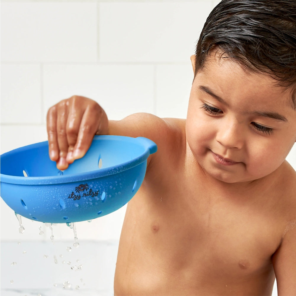 ITZY RITZY Itzy Ritzy Itzy Splash Pals Pasta bowl-shaped strainer with drainage holes and textured lid img 3/6