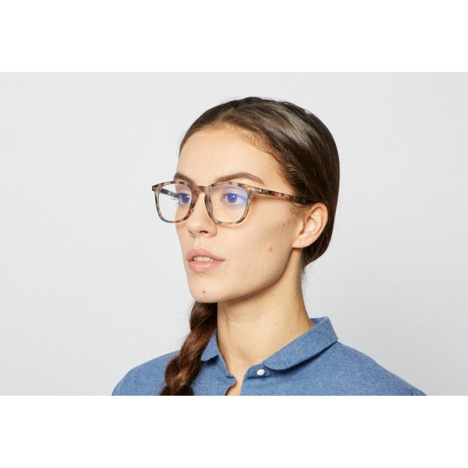 Izipizi Screen Adult E Blue Tortoise eyeglasses with tortoise acetate frames worn by a woman