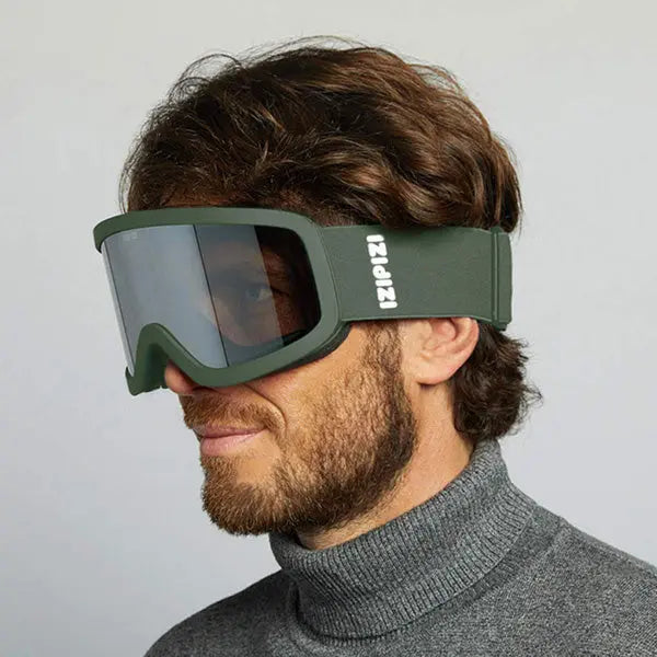 IZIPIZI Snow Cat2-Green ski goggles with green frame and mirrored lenses worn by a man in a gray turtleneck.