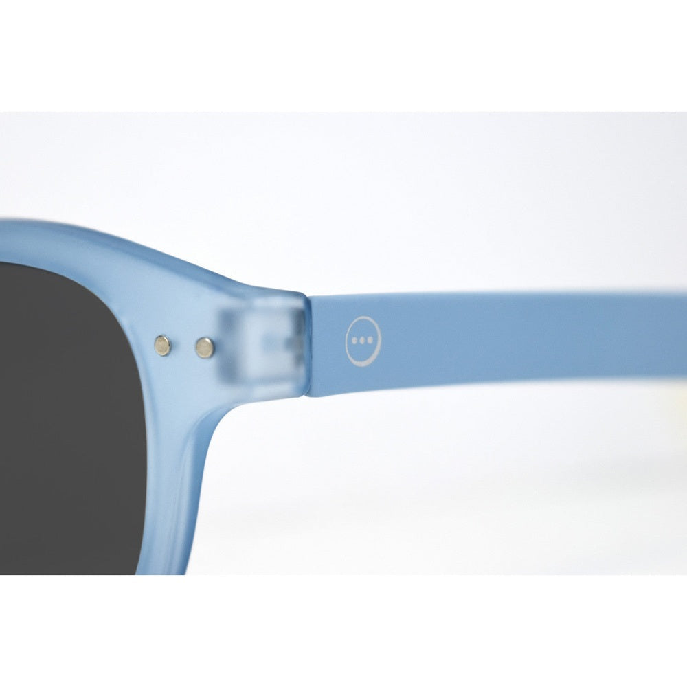 Izipizi Junior sunglasses #D Cold Blue in blue plastic frame with temple logo and dark lenses