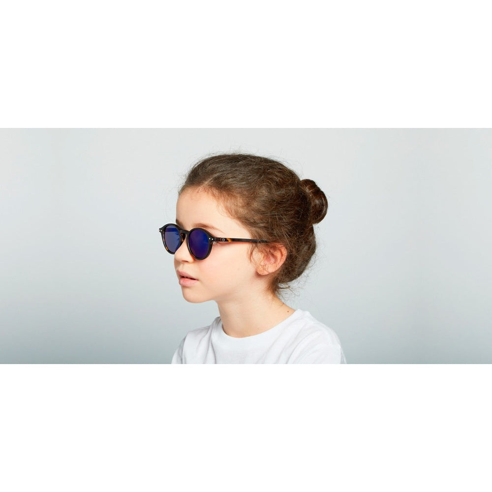IZIPIZI Junior #D tortoise mirror sunglasses with blue lenses worn by a girl