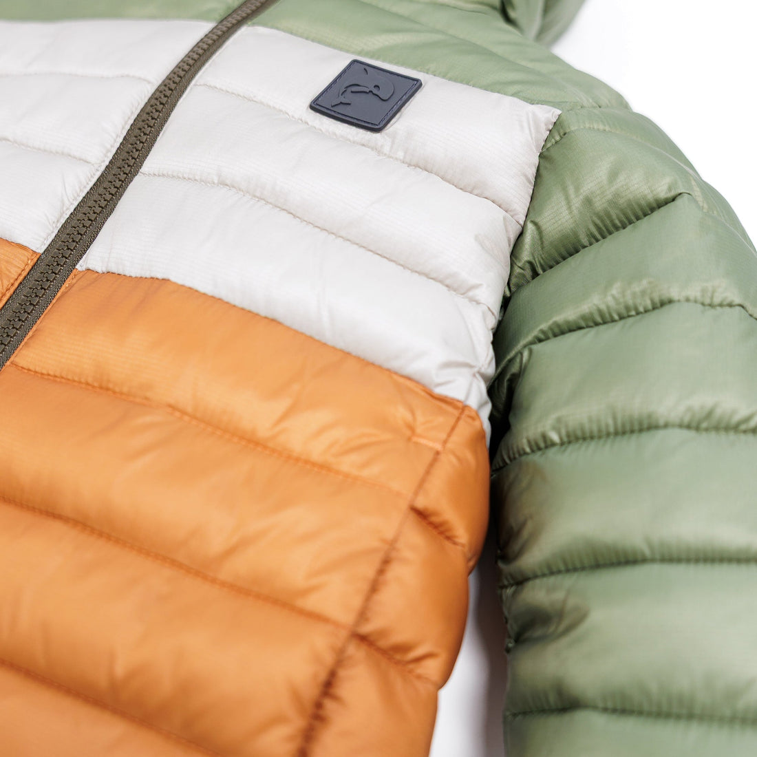 Kidorca Porteau Kids Reversible Puffer Jacket - Dusty Olive – Zipper detail