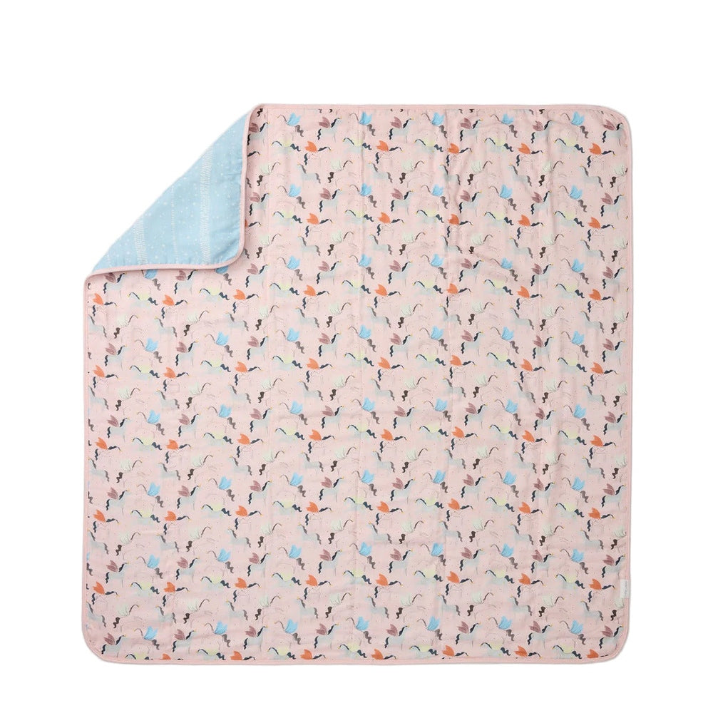 LOULOU LOLLIPOP Muslin Quilt Blanket in pastel pink with a blue reverse visible at the folded corner.