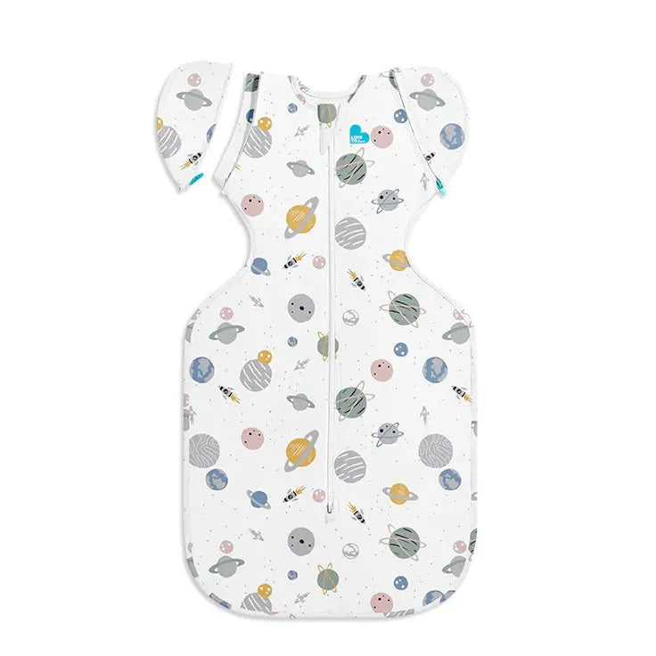 Love To Dream Swaddle Up Transition Bag Cotton 0.2 Tog in white space print, infant sleeps secured by front zipper.