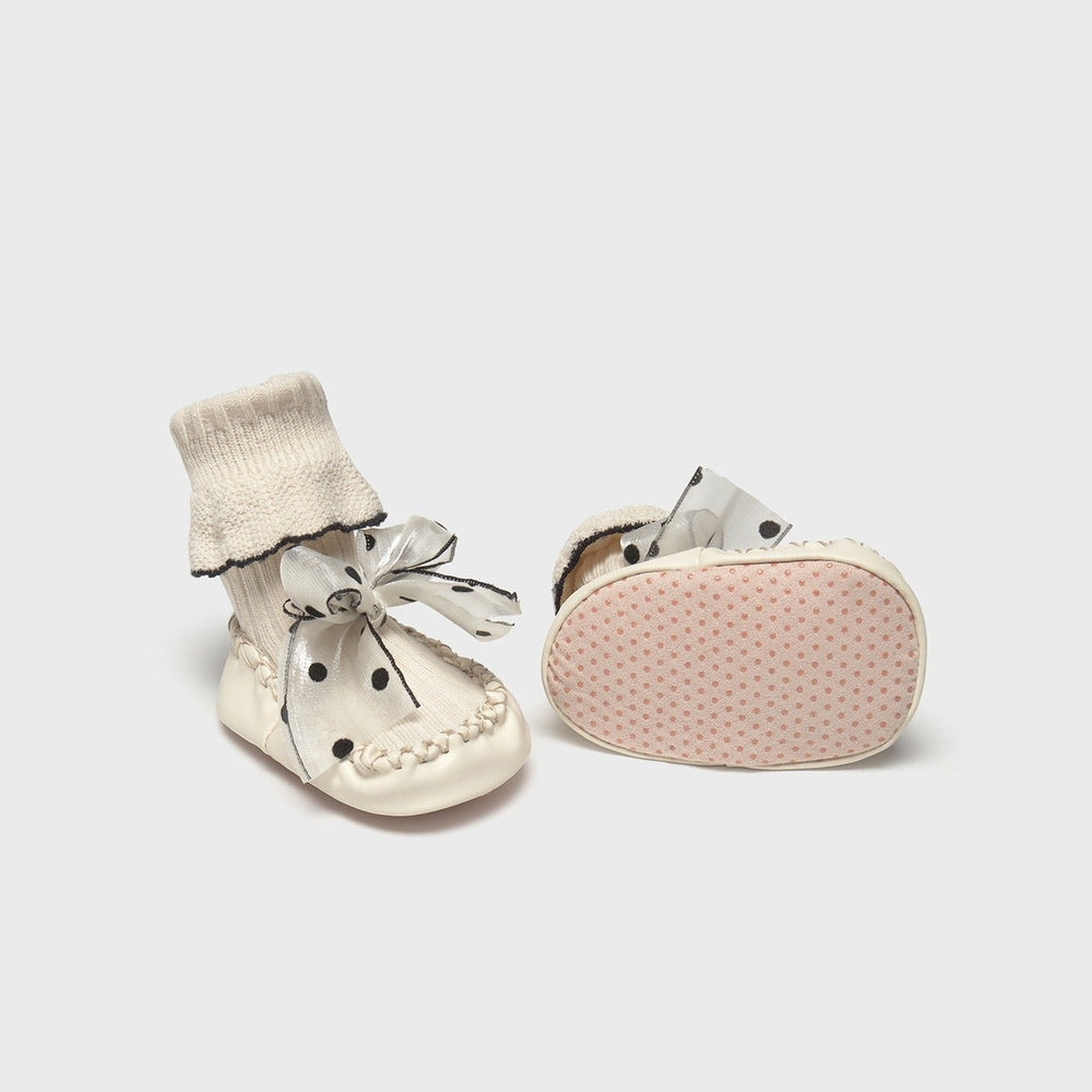 MAYORAL Newborn Bow Shoes Cream; cream leather baby moccasins with knit cuffs and dotted ribbon bows, shown as a pair.
