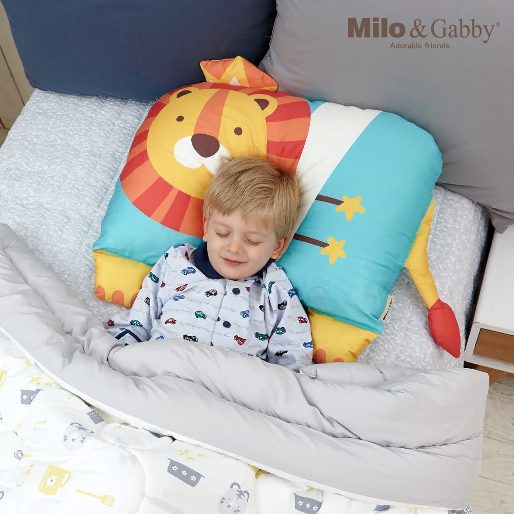 Milo & Gabby kids pillowcase set featuring a turquoise and yellow lion cushion, child resting.