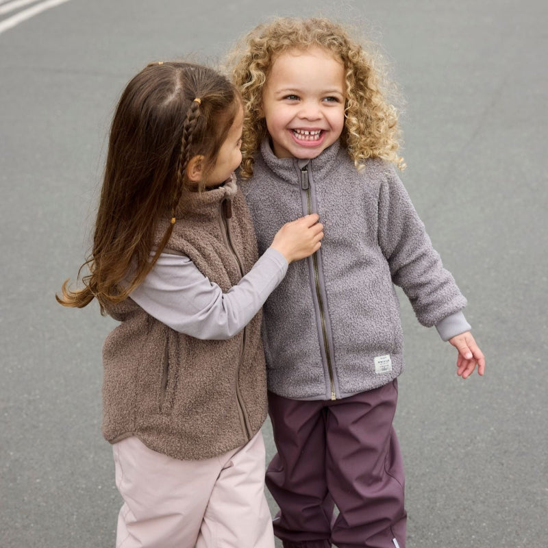 MINI A TURE Matbattal teddyfleece vest in grey and brown; cozy toddler outerwear