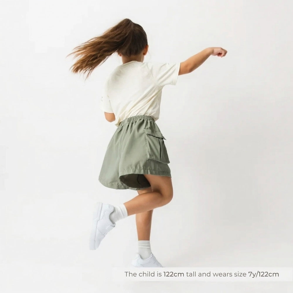 MINI A TURE Mini A Ture Matbjergi T-Shirt GRS Papyrus White paired with sage cargo shorts featuring elastic waist img 4/6