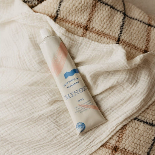 Minois Paris Hydrating Detangling Conditioner 180 ml on a soft beige blanket