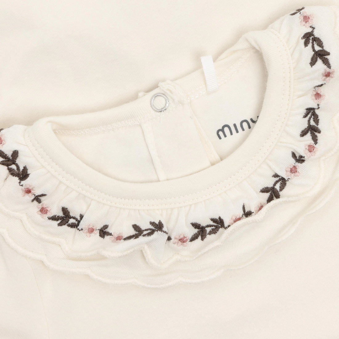 Minymo long sleeve bodysuit in Seedpearl, collar detail