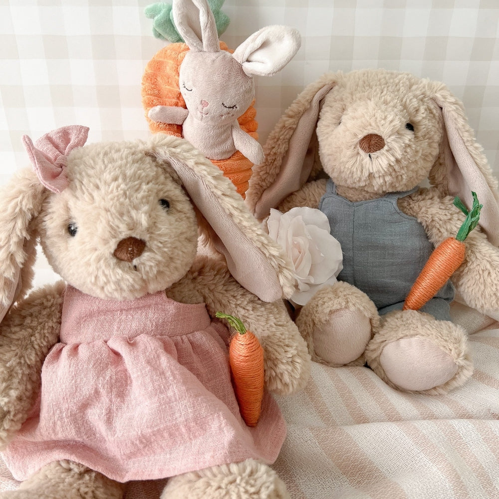 MON AMI Mon Ami Bettie Bunny - Pink wearing linen dress with flower, holding plush carrot img 2/3
