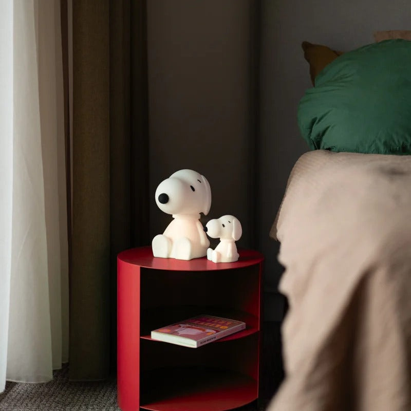 MR MARIA Snoopy bundle of light figurines on red round shelf in nursery