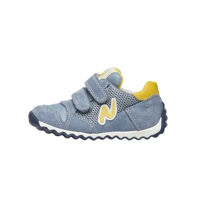 Naturino Sammy 2 Vl Suede Light Blue toddler sneakers with Velcro straps fastened and yellow heel tab