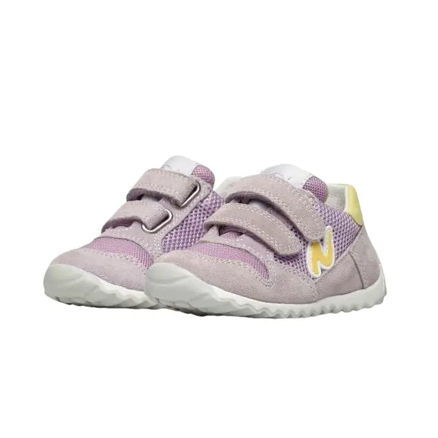 Naturino Sammy 2 VL Suede Lilac baby sneakers with two Velcro straps, lilac suede and white rubber sole.