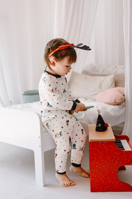 Nest Designs Organic Cotton Long Sleeve Two-Piece PJ Set – Santas Elves