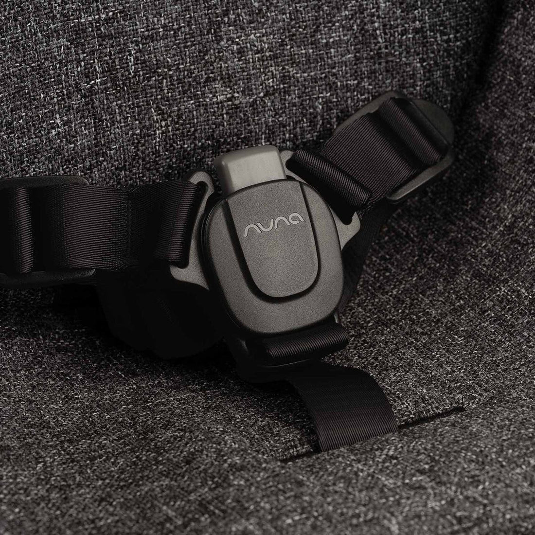 Nuna BRYN High Chair — Magnetic buckle