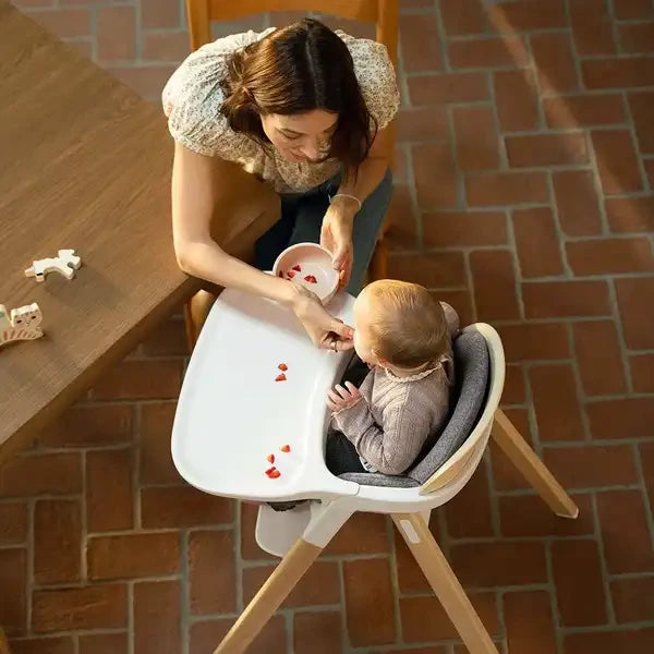 Nuna BRYN — Parent removing the tray