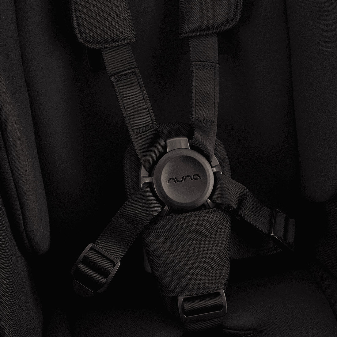 Nuna DEMI Next — Caviar — harness detail