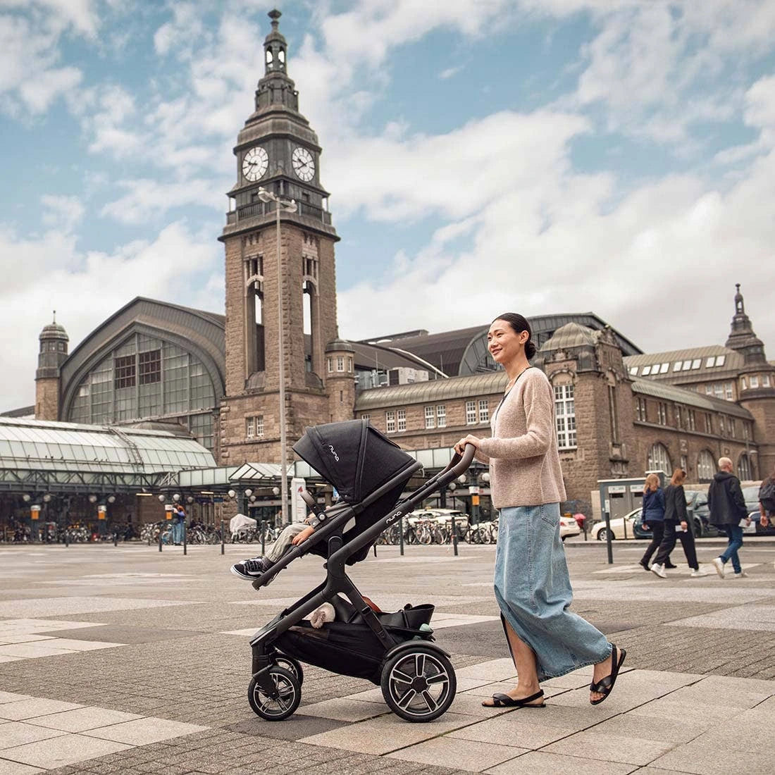 Nuna DEMI Next Caviar on a city walk