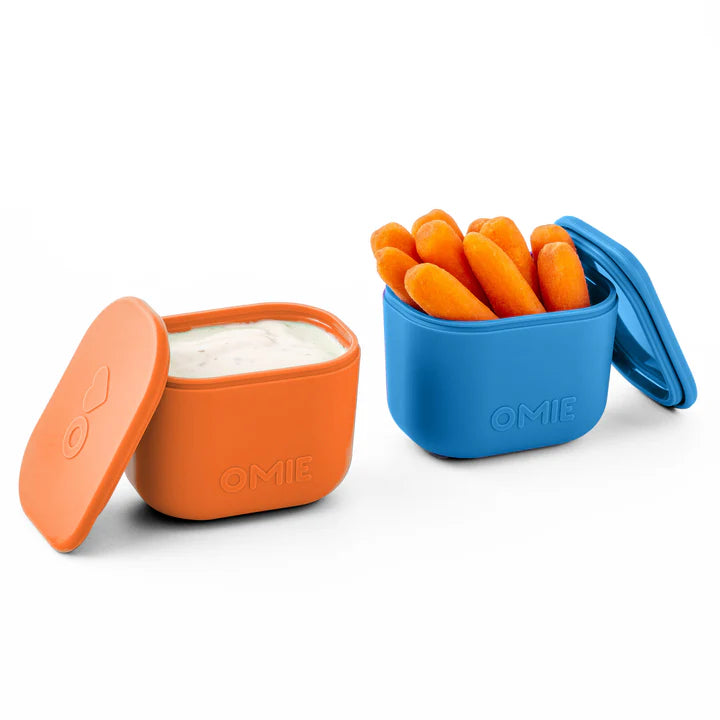 Omielife Omiebox Up Dip Sets in Orange and Blue with lids off; white dip in orange cup and carrot sticks in blue cup