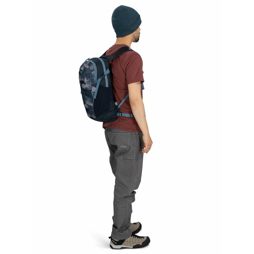 Osprey Daylite Everyday Backpack - Black lifestyle view 4