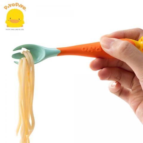 Piyo Piyo Magic Bendies Spoon & Fork Set, orange handle with green bendable prongs gripping noodles.
