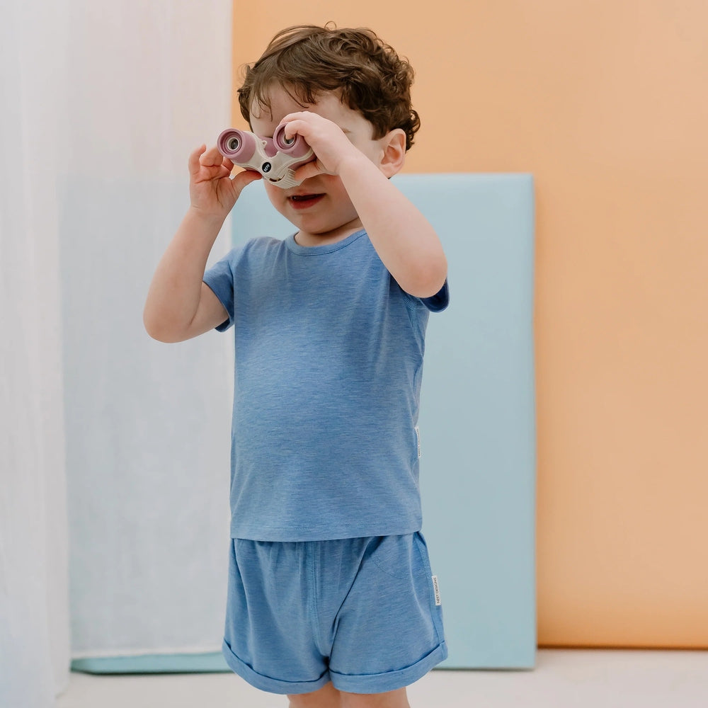 NEST DESIGNS Nest Designs Shorts Azure Lake with rolled cuffs and matching short-sleeve t-shirt img 3/4