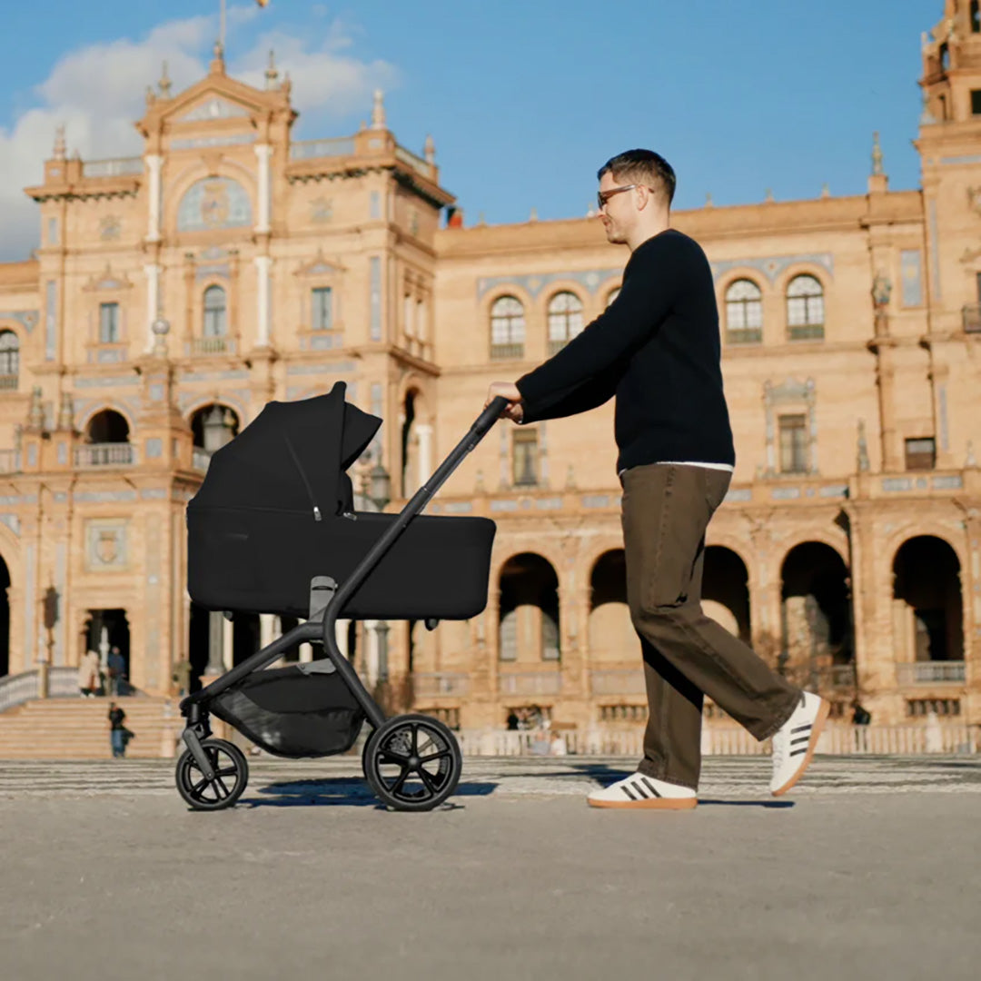 Silver Cross Breez Compact Bassinet in Black — city stroll with the bassinet