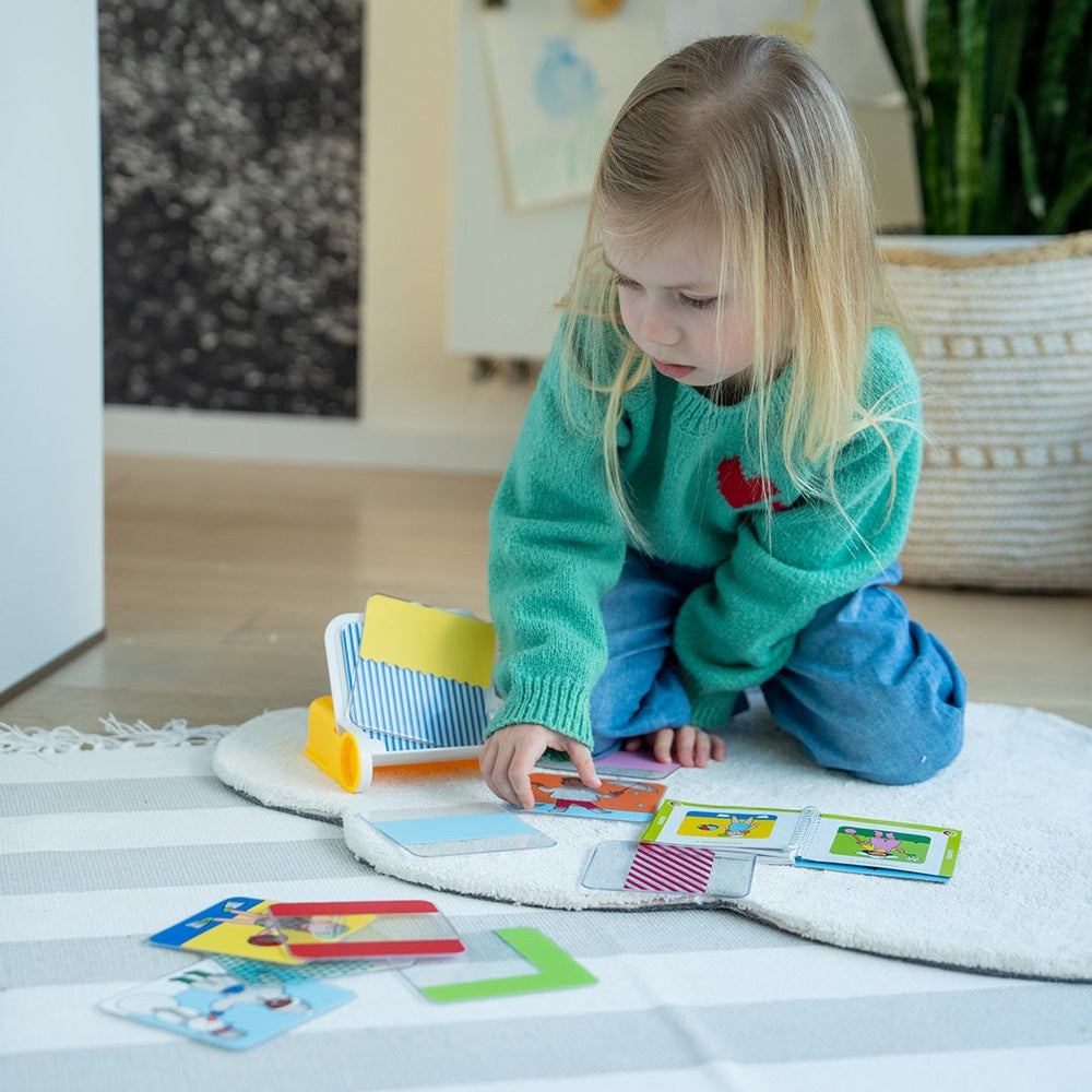 SMART GAMES Smart Games Dress Code fabric clothing cutouts with challenge cards and storage box img 2/6