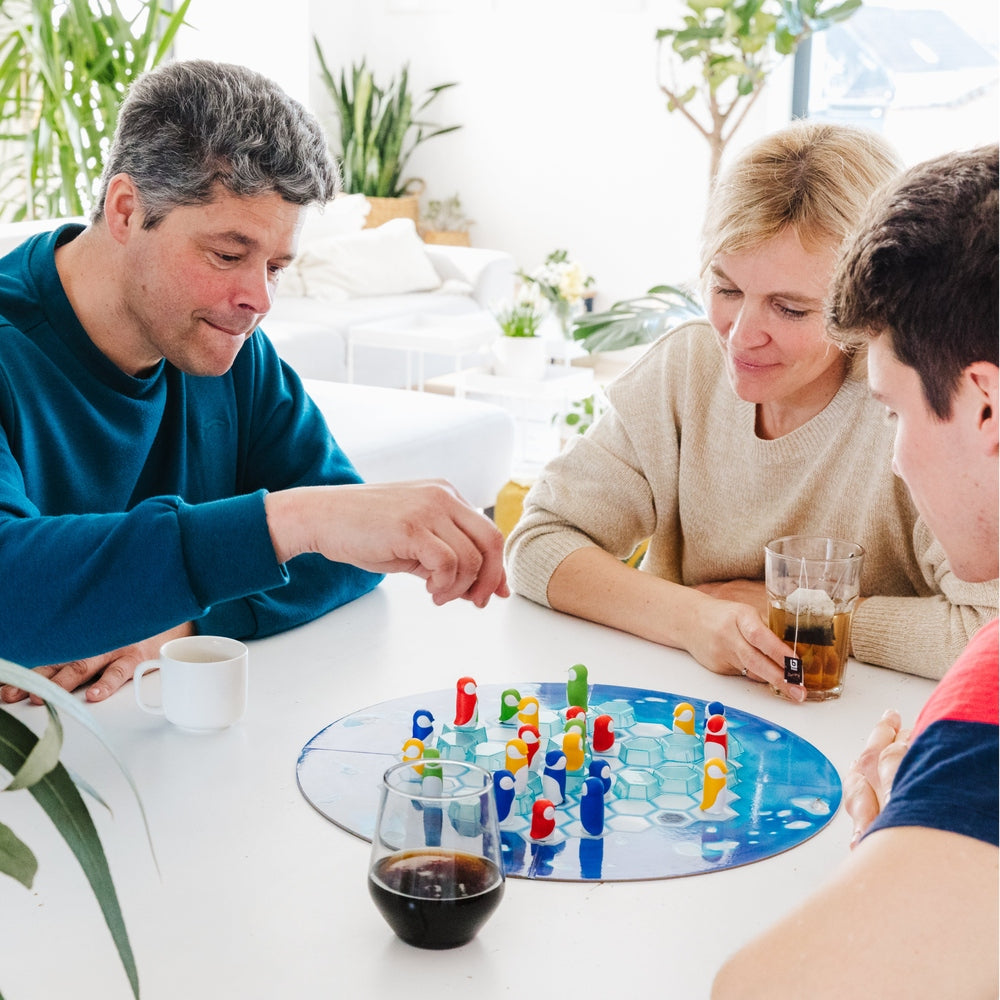 SMART GAMES Smart Games Penguins Huddle up hexagonal puzzle pieces with colorful pegs img 3/7