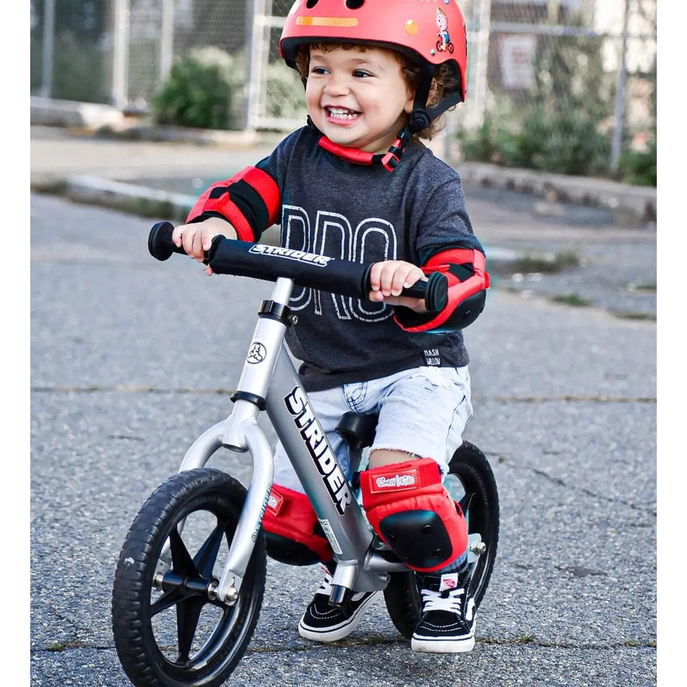 STRIDER Strider 12 Pro Balance Bike silver balance bike with black five-spoke wheels, padded handlebar and low stand-over frame img 2/5
