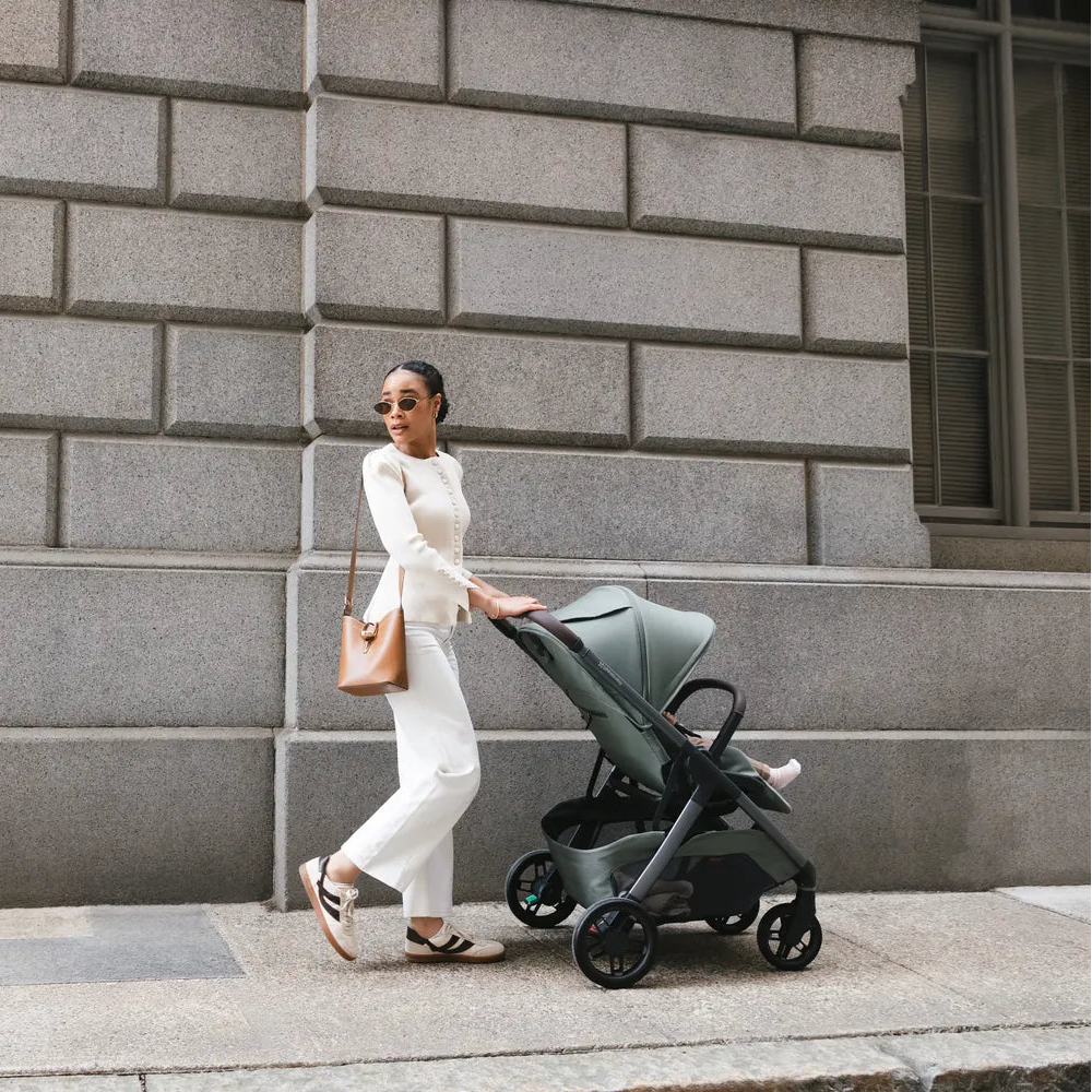UPPAbaby Kona in Evelyn with the seat facing the parent