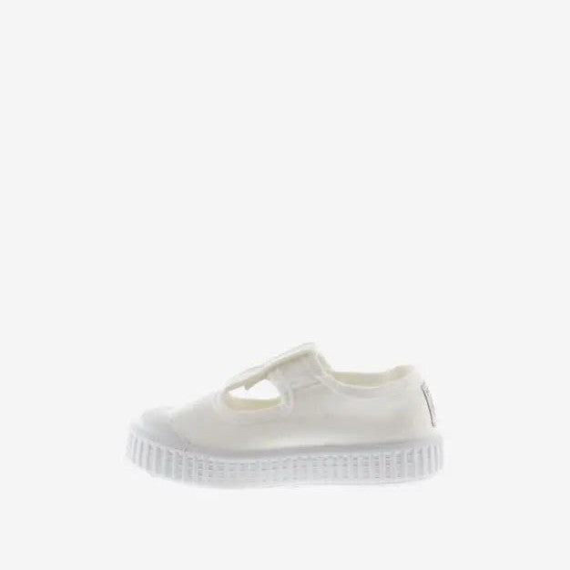 Victoria 1915 Sandal Dyed Canvas Straps Blanco; white kids' sandal with Velcro strap on a plain background