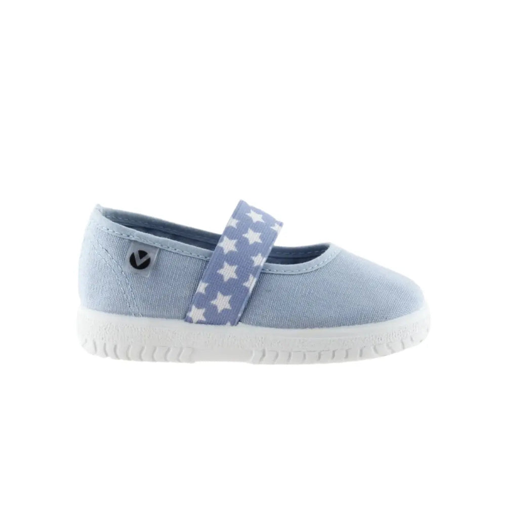 Victoria Ojala Bailarina Lona, zapato de bebe azul claro con correa de estrellas blancas.