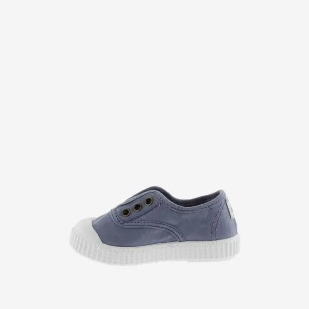 Victoria Shoes Rubber Toecap Canvas Tin Azul, blue kids' canvas sneakers with white rubber toe cap.